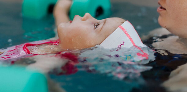 Pourquoi apprend-on d’abord à nager sur le dos avant les nages sur le ventre ?